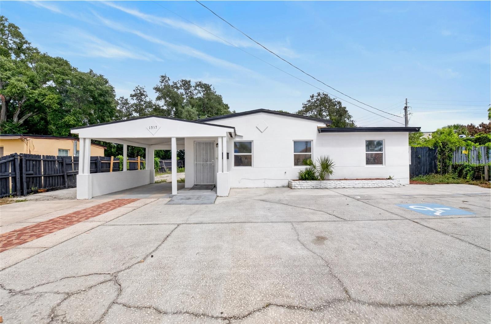 1317 N PINE HILLS RD
