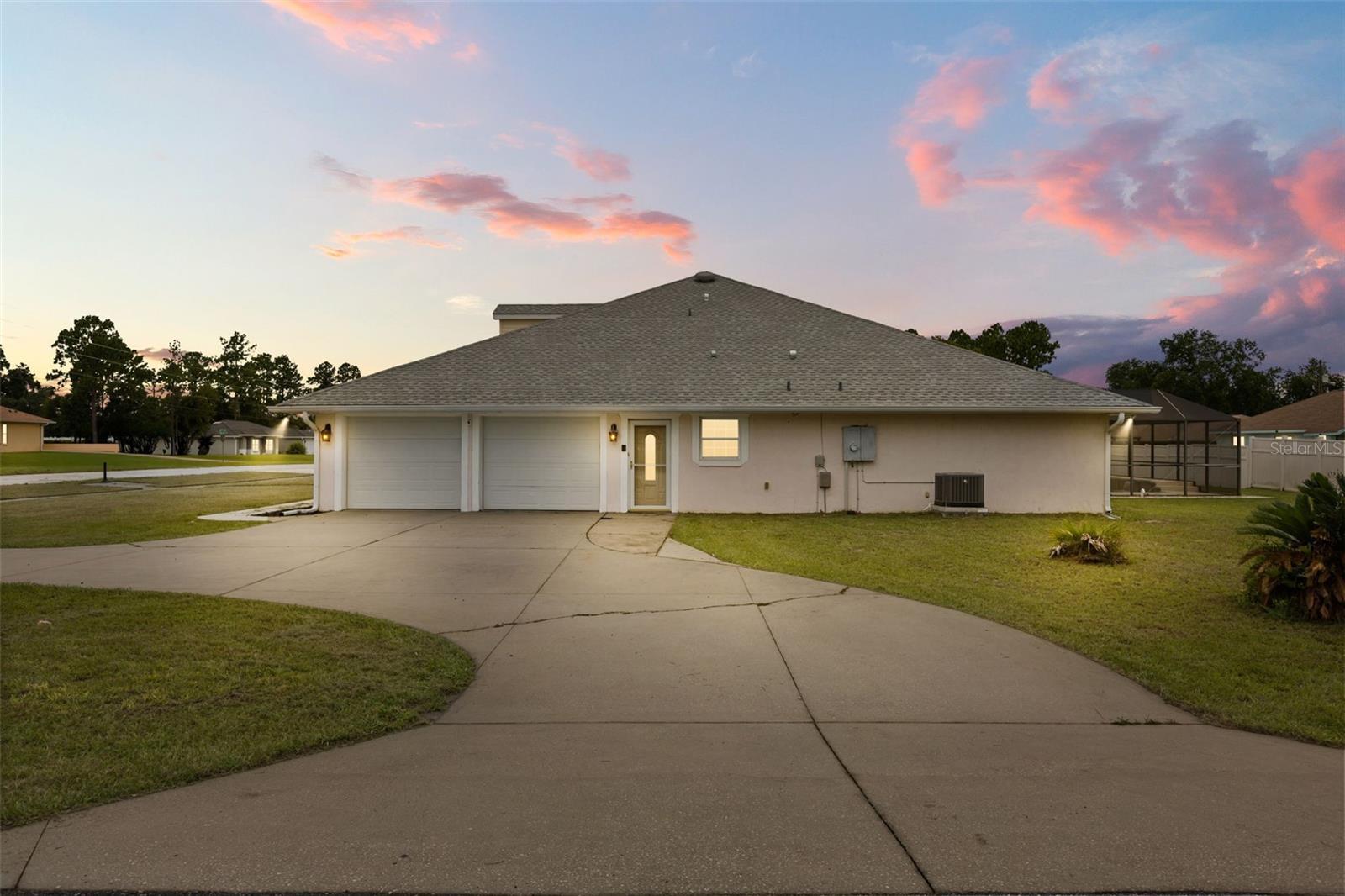 639 Marion Oaks Trl Property Photo 4