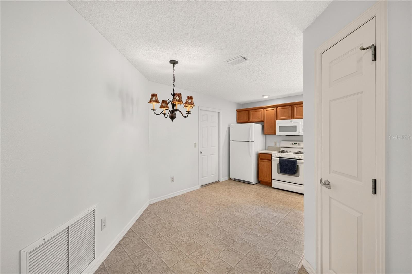 1049 Jackson St Property Photo 8