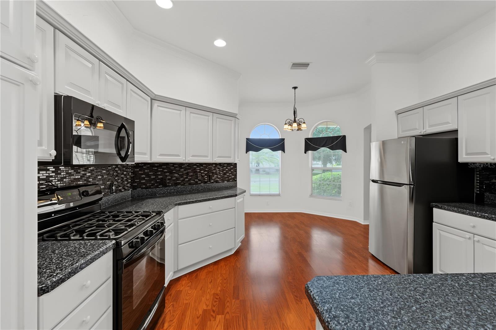 556 Kingston Way Property Photo 4