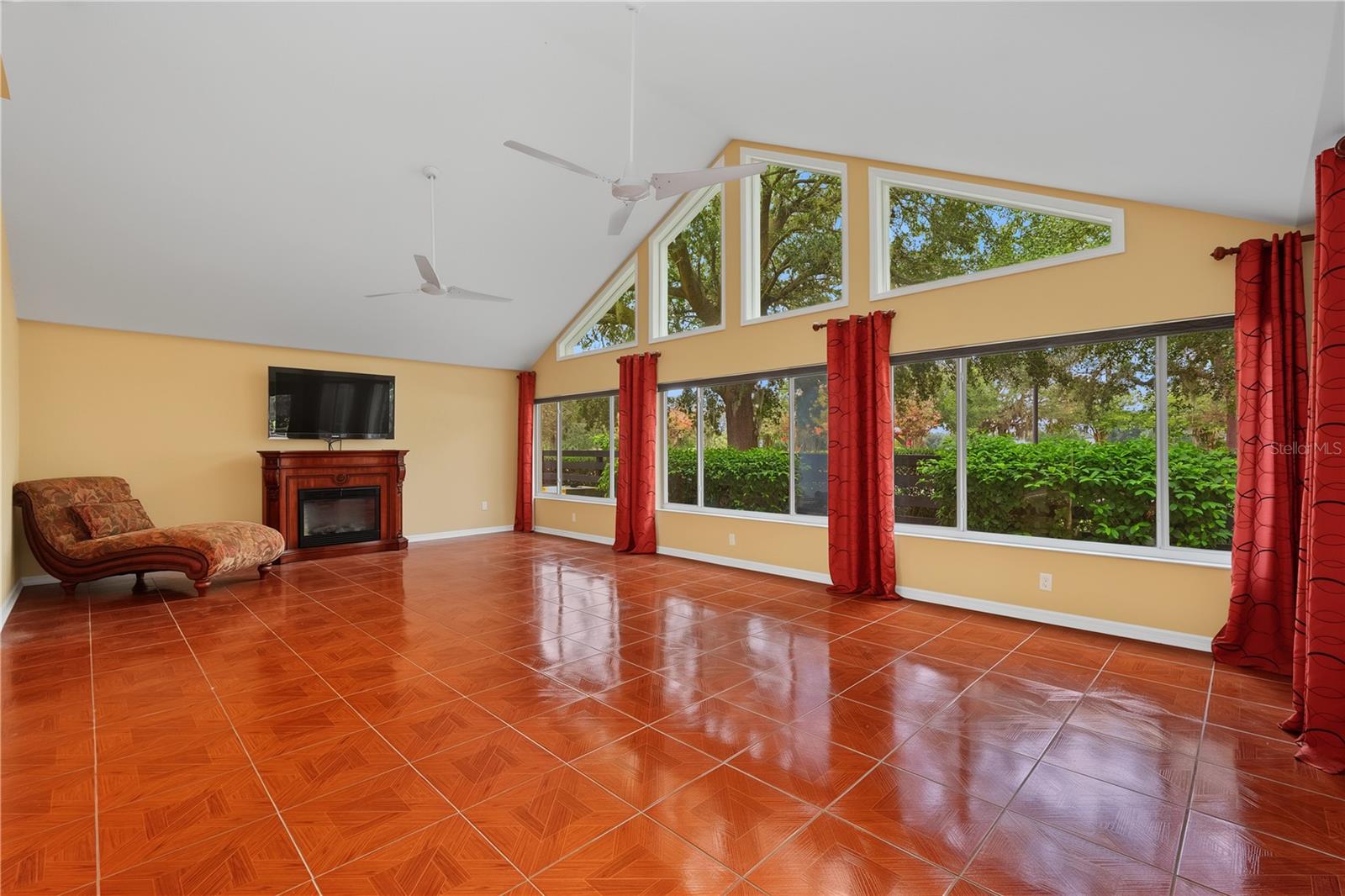 556 Kingston Way Property Photo 26