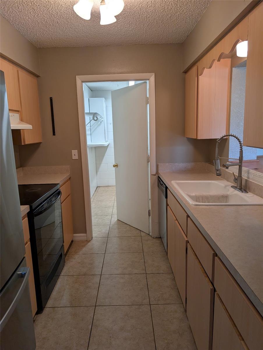 931 Cedar Cir Property Photo 3
