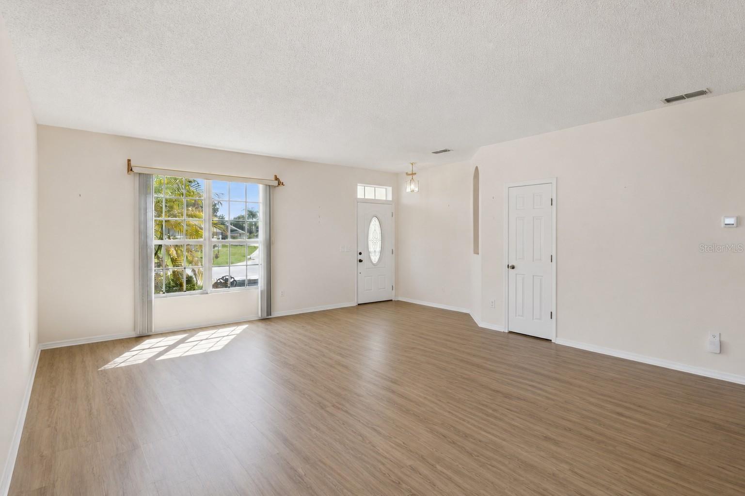 448 Cotswold Cir Property Photo 13