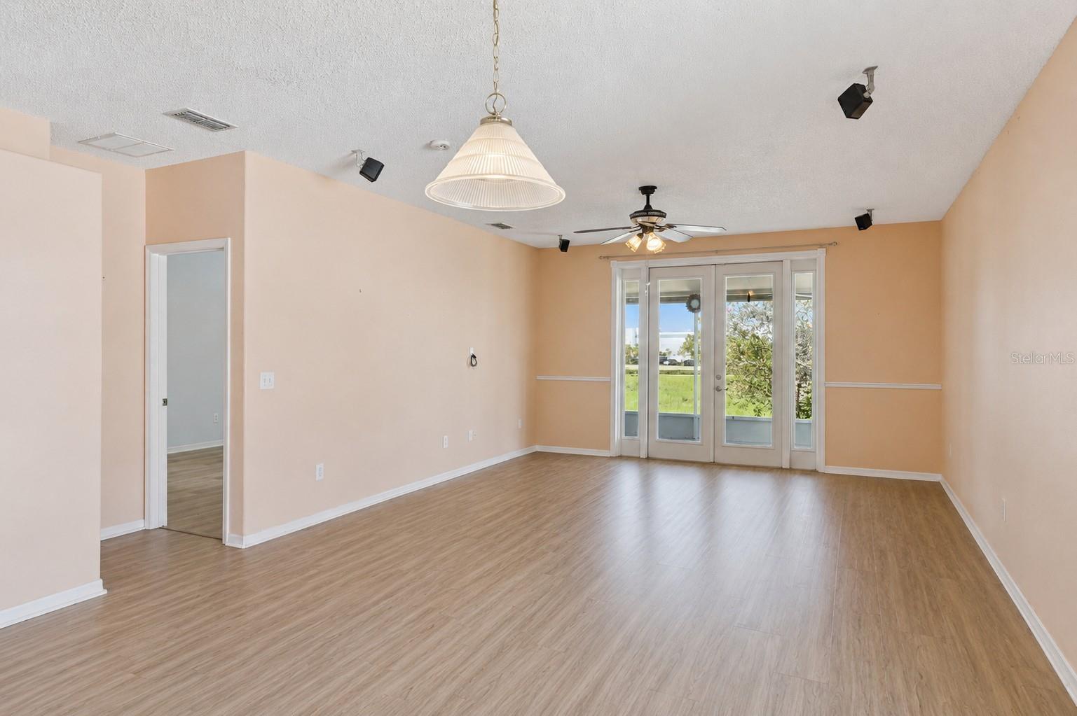 448 Cotswold Cir Property Photo 17