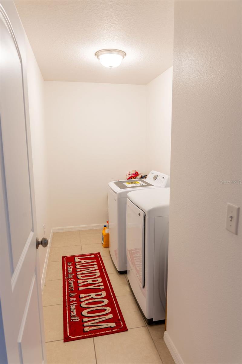 612 Silverthorn Pl Property Photo 32