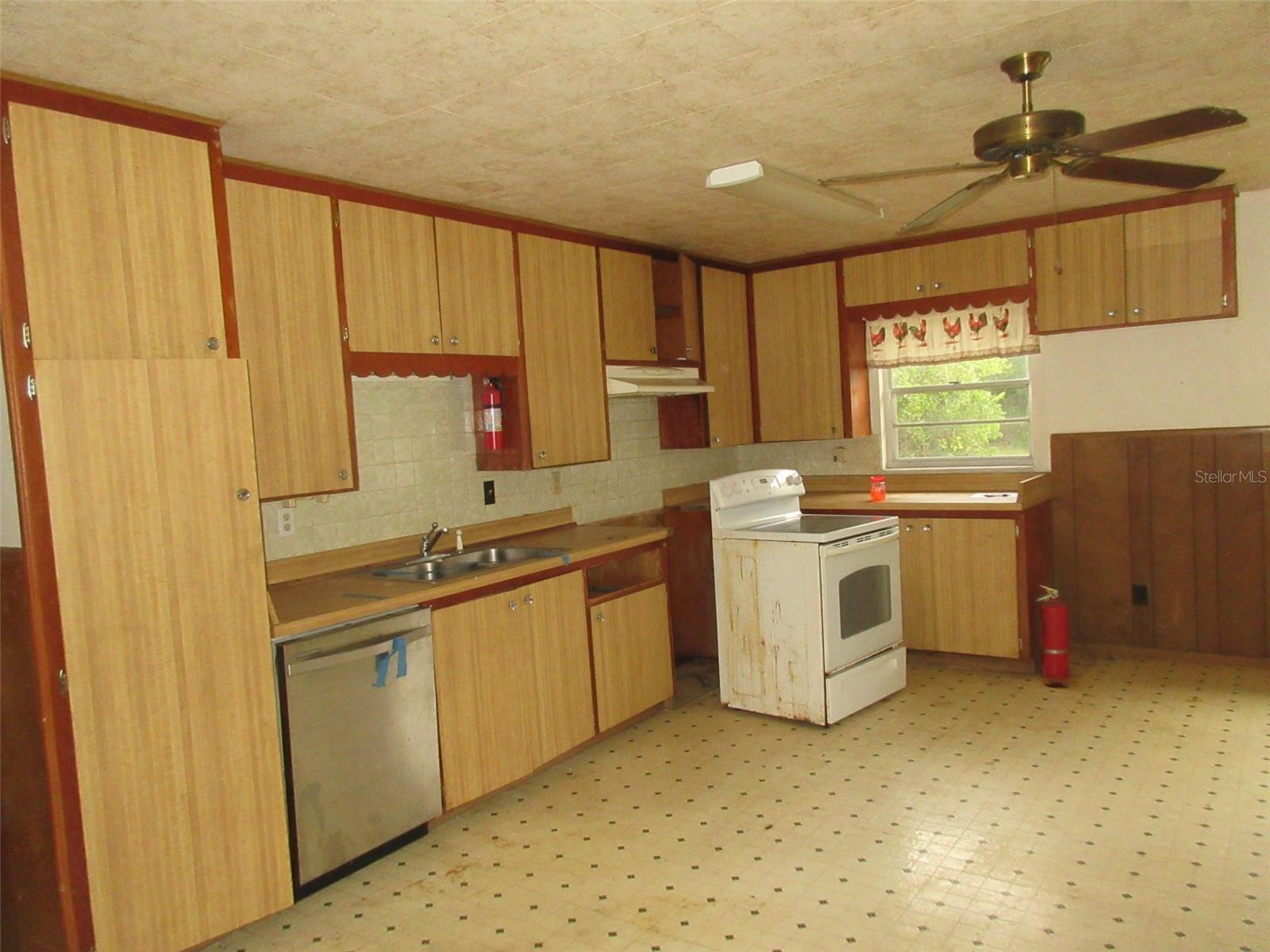 11639 Huggins St Property Photo 3