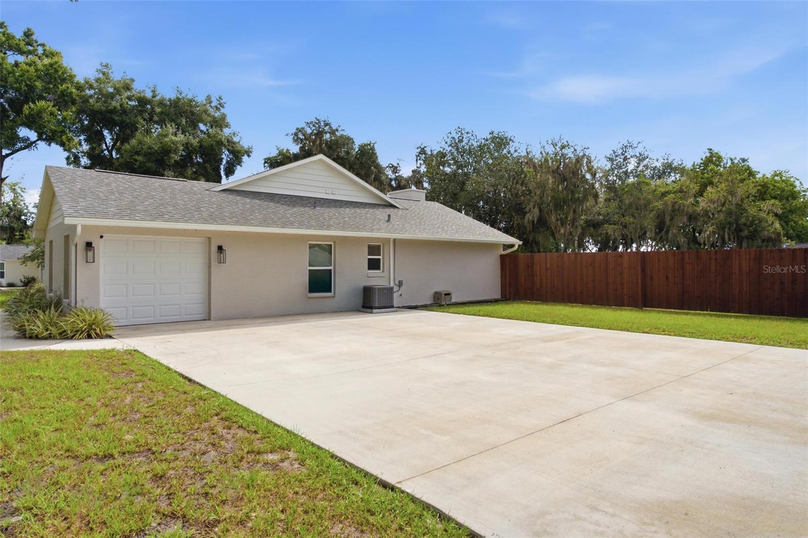 5240 Royal Oak Dr Property Photo 7