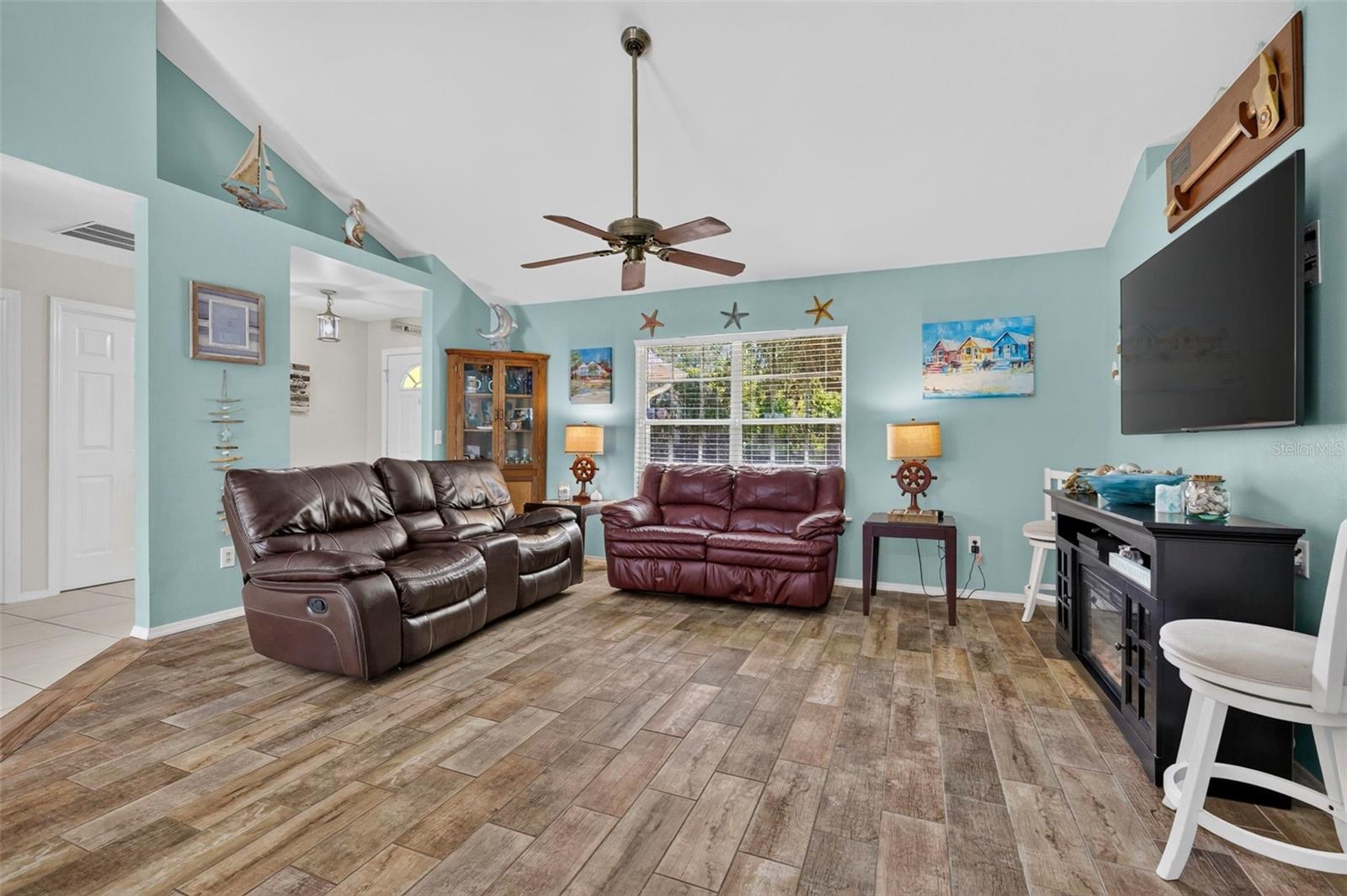 39627 Greenbrier St Property Photo 8