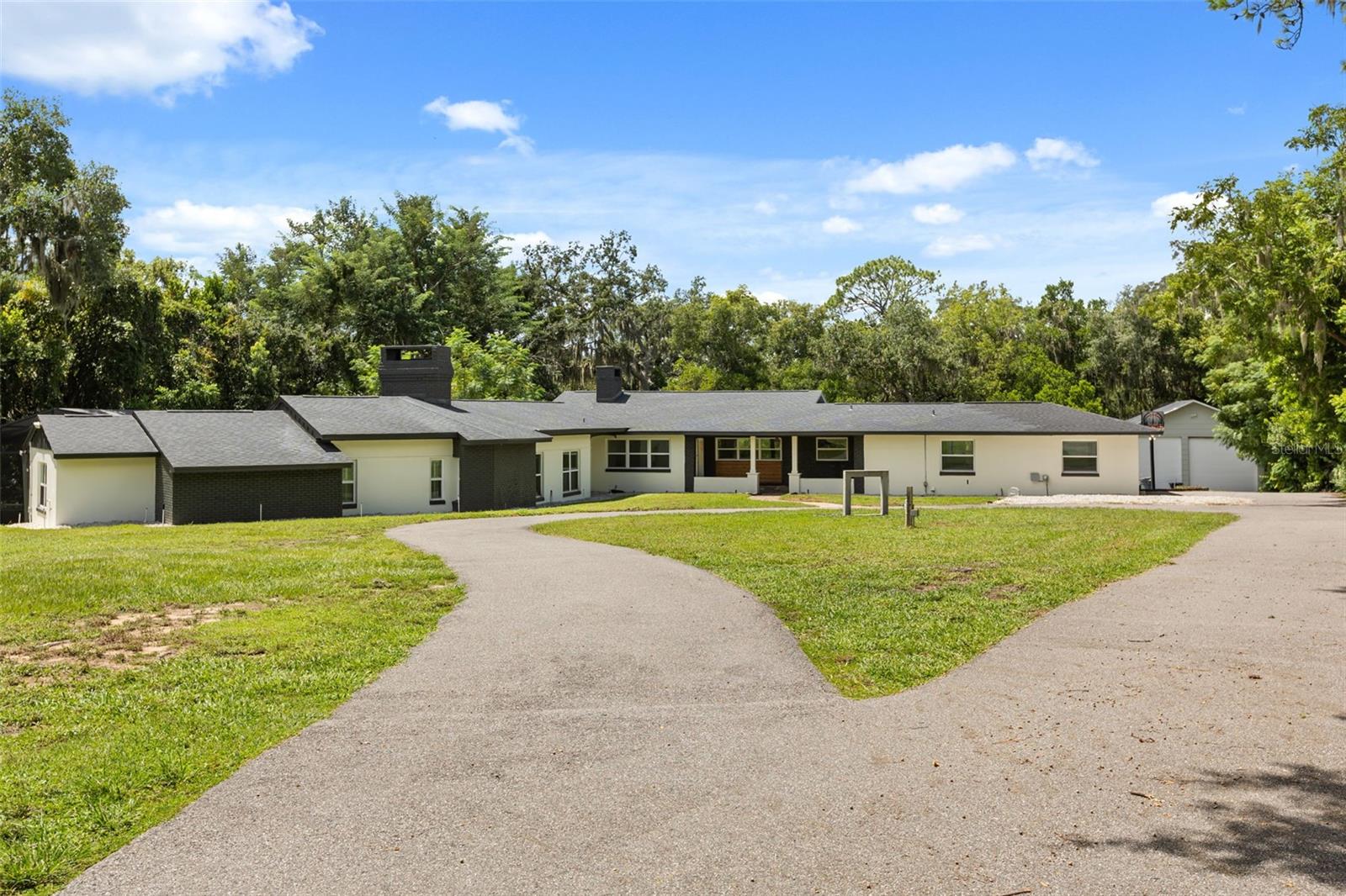1602 Country Club Rd Property Photo 6