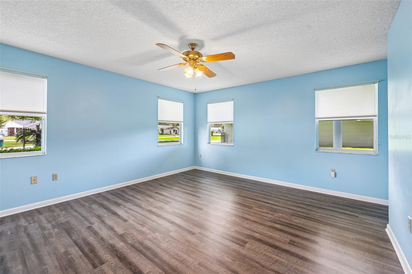 1607 Selkirk Dr Property Photo 32