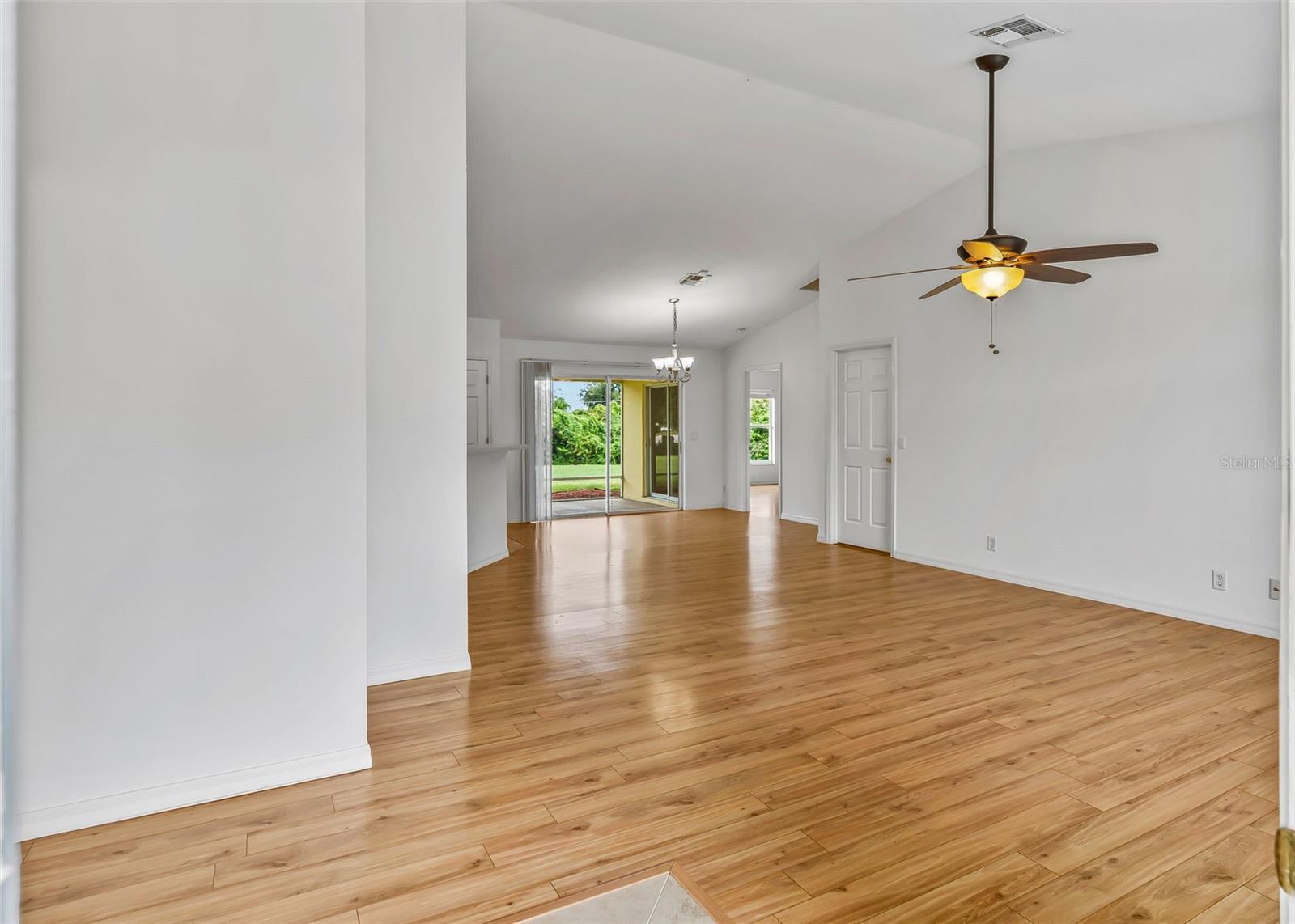 5123 Grove Mnr Property Photo 7