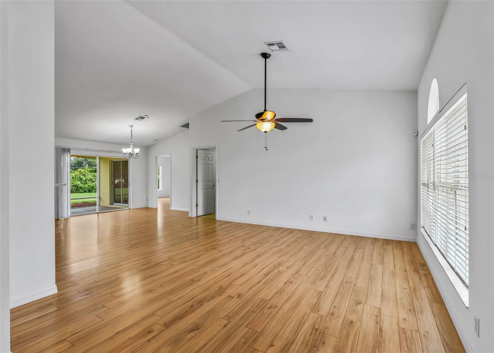 5123 Grove Mnr Property Photo 8