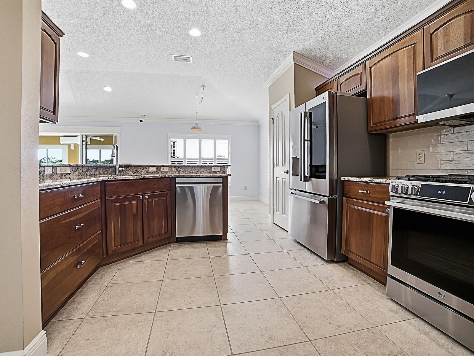 622 Maybank Loop Property Photo 10
