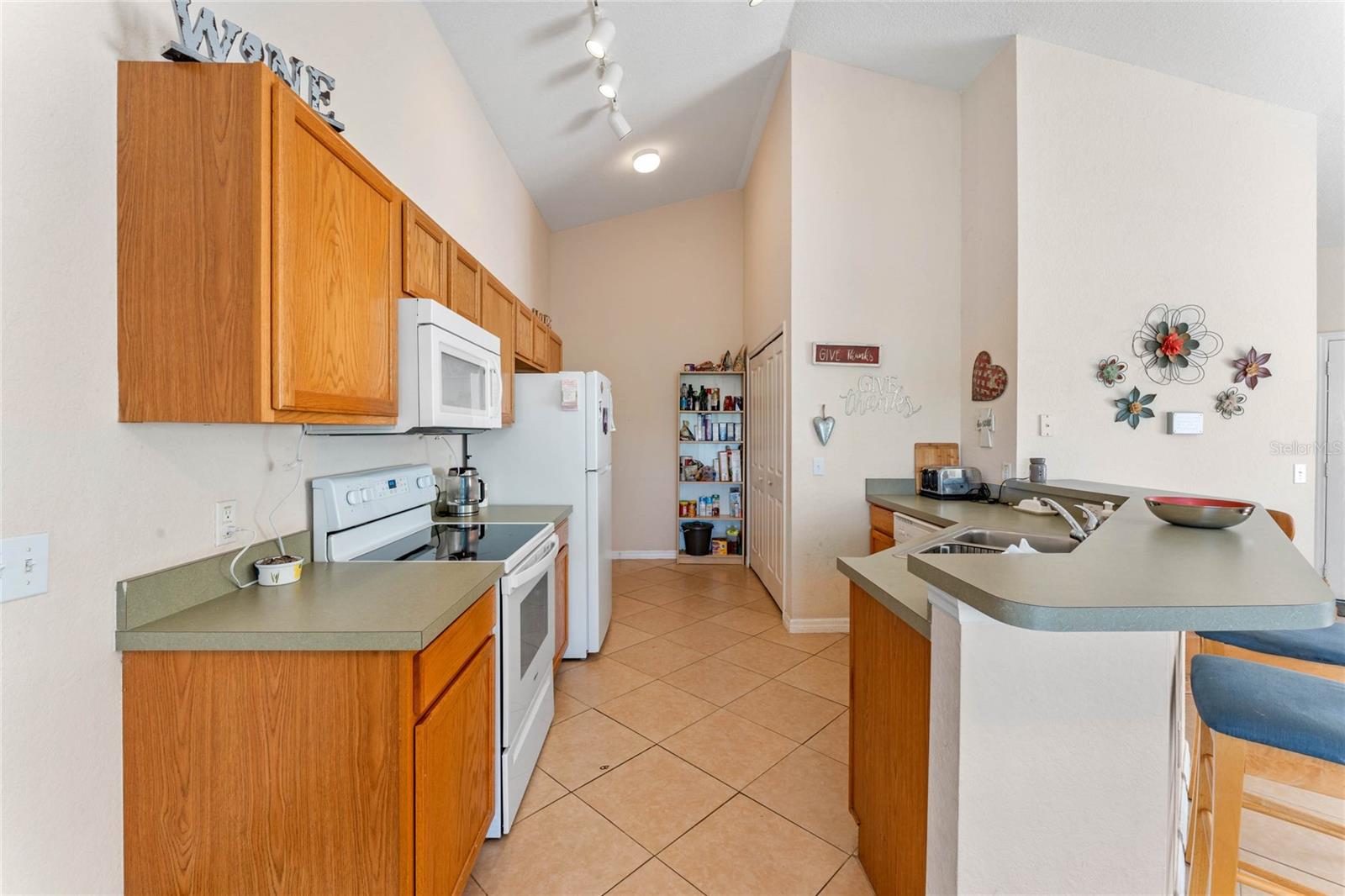 233 Reserve Dr Property Photo 2