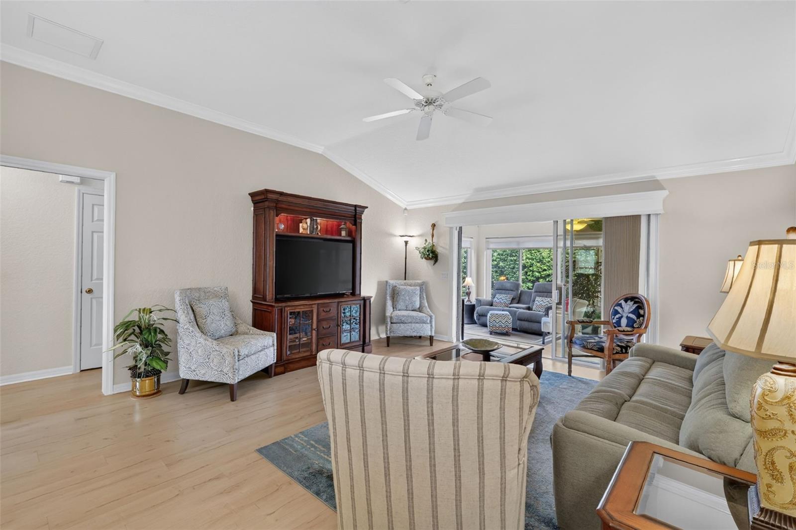 1869 Scarboro Ct Property Photo 4