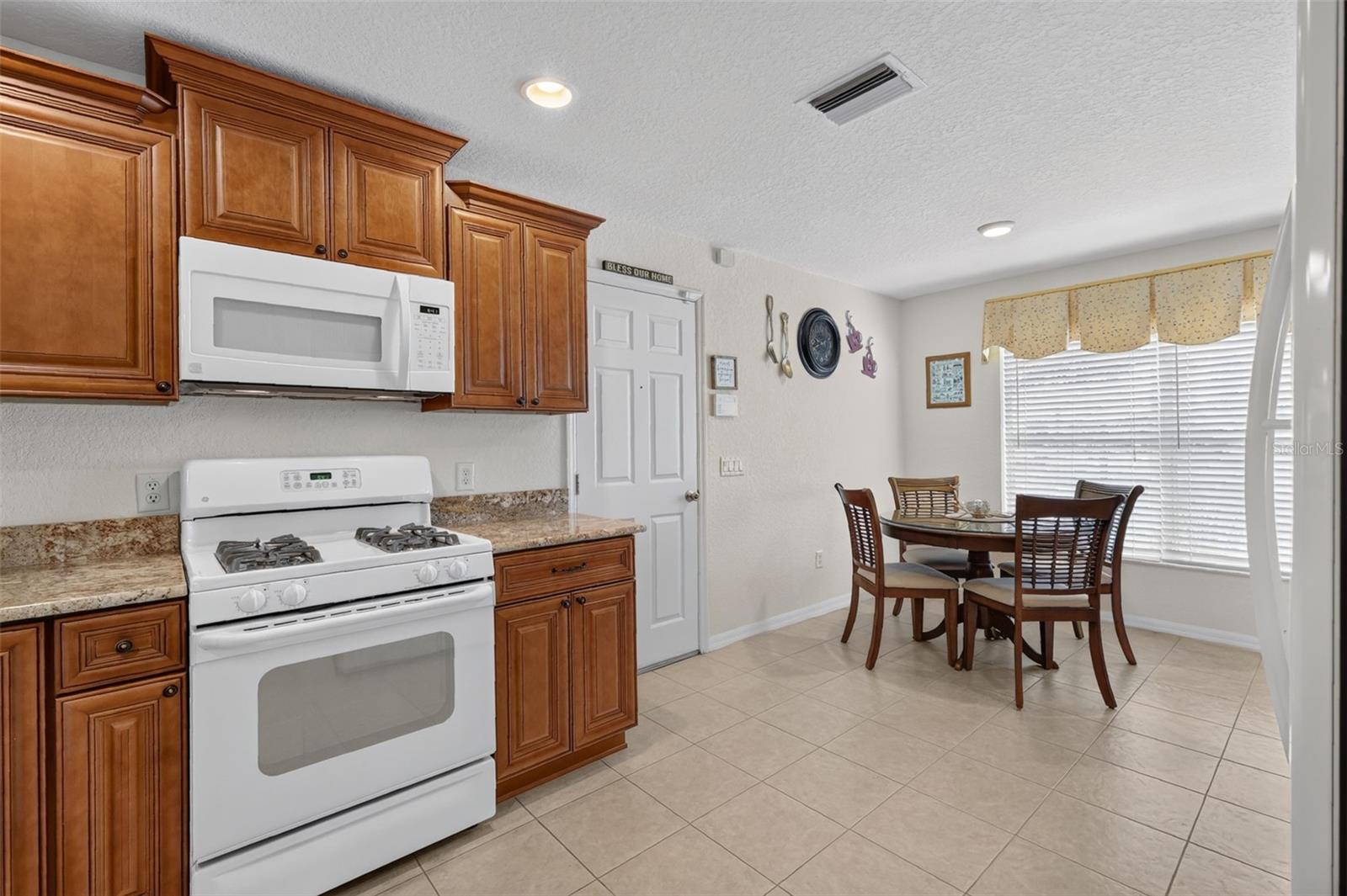1869 Scarboro Ct Property Photo 9
