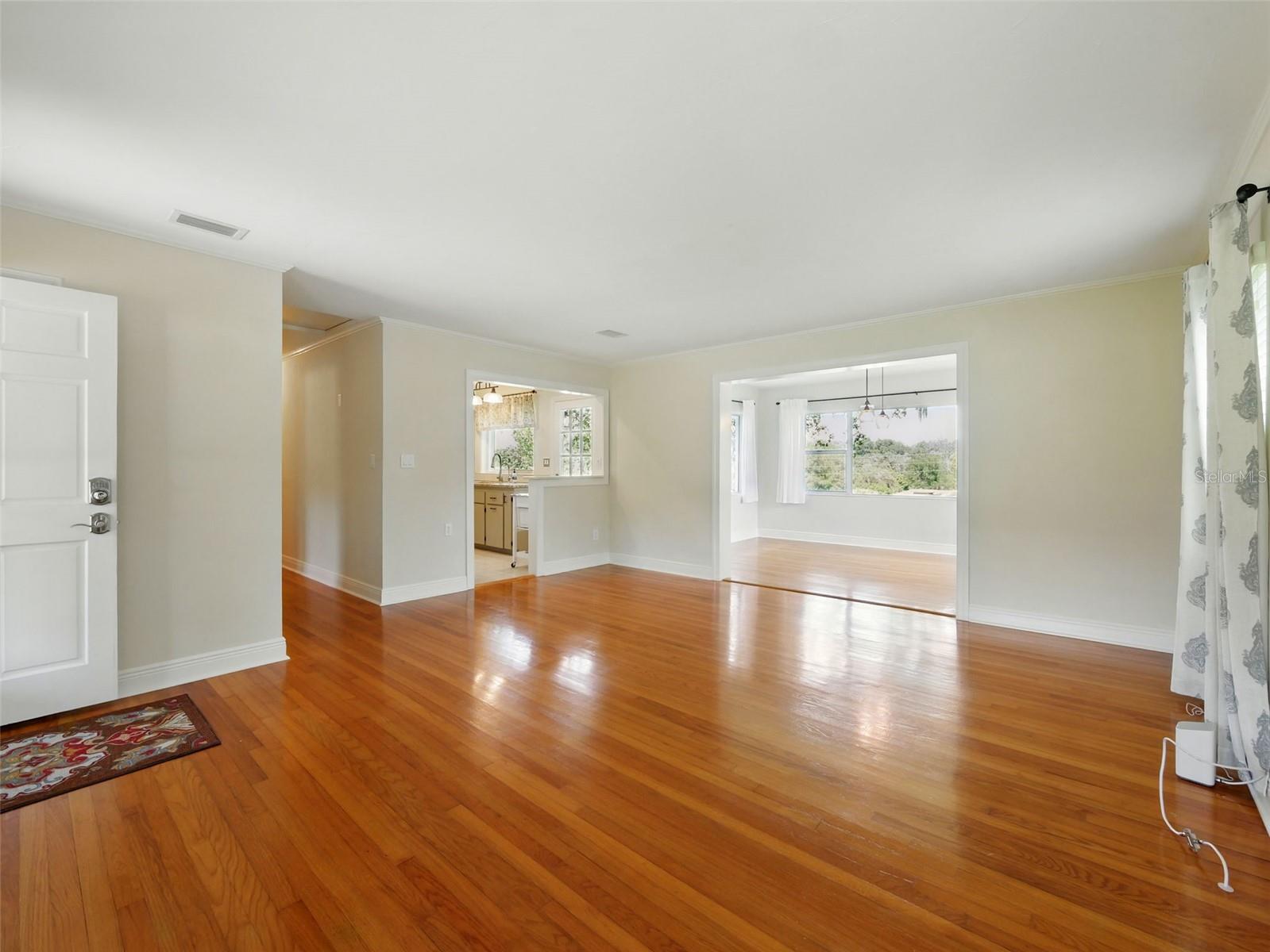1426 Crestview Dr Property Photo 2
