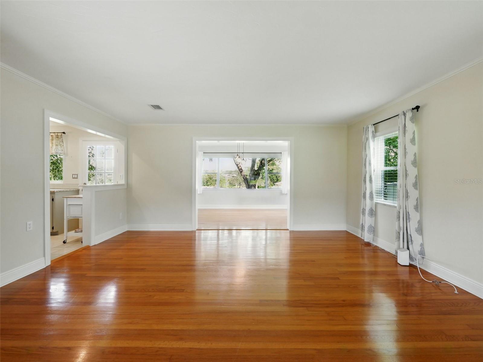 1426 Crestview Dr Property Photo 3