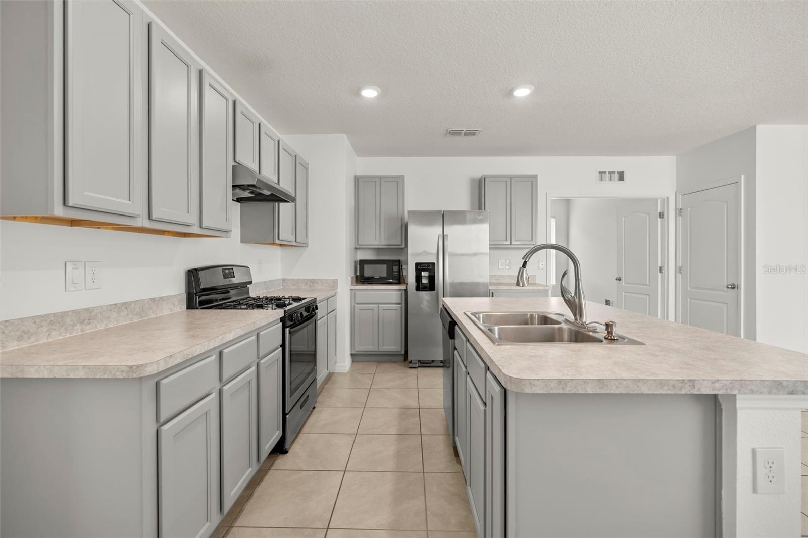 3658 Caspian St Property Photo 5