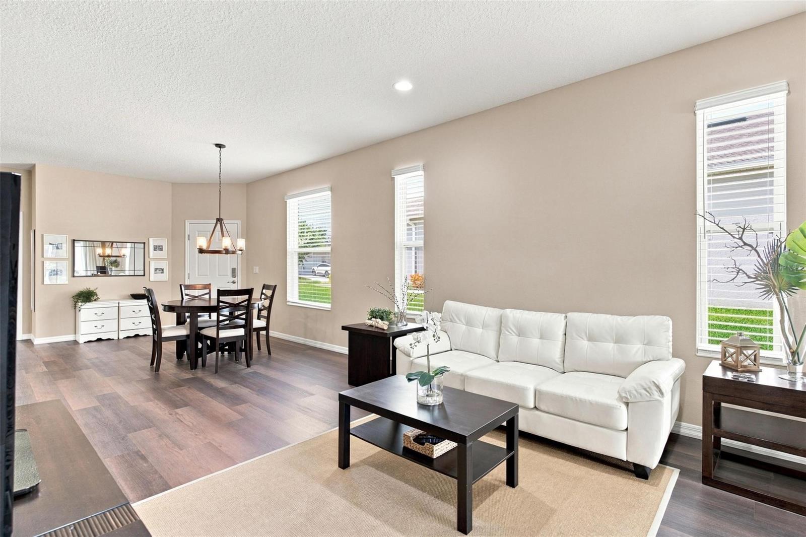 27001 White Plains Way Property Photo 10