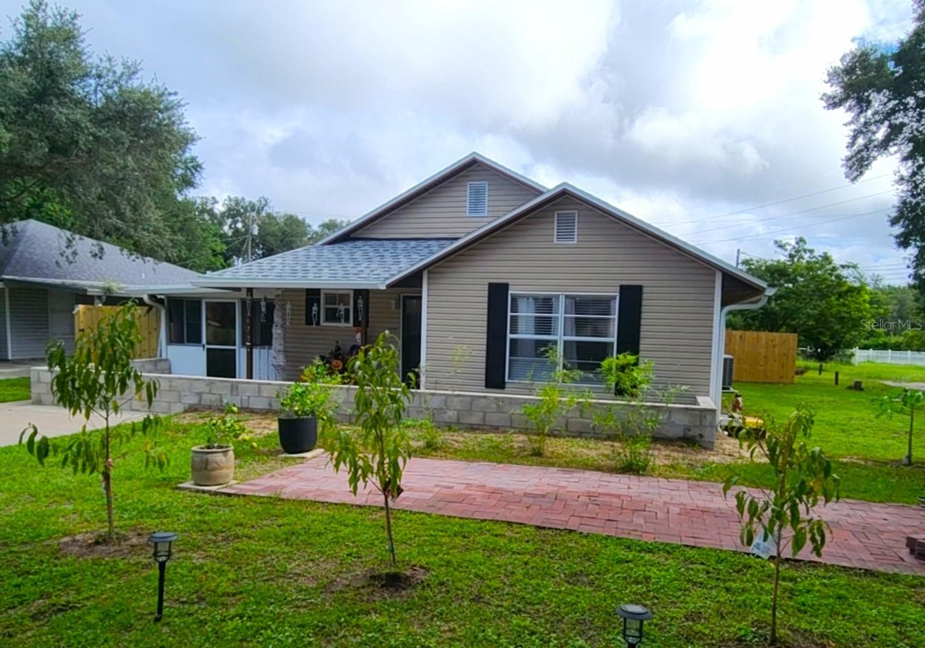 677 WARNER ST Property Photo 1