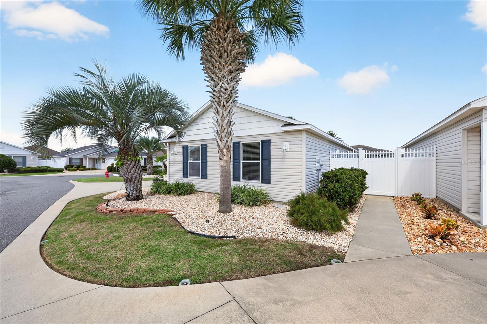 1945 Fiddlewood Pl Property Photo 3