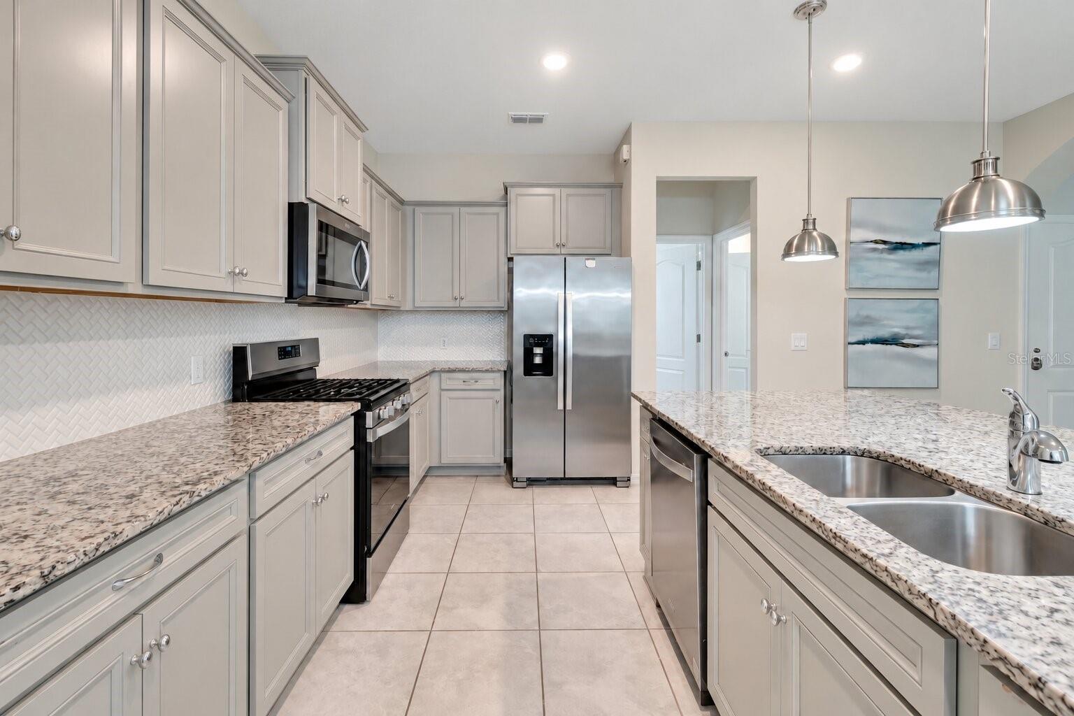 7312 Oakmoss Loop Property Photo 6