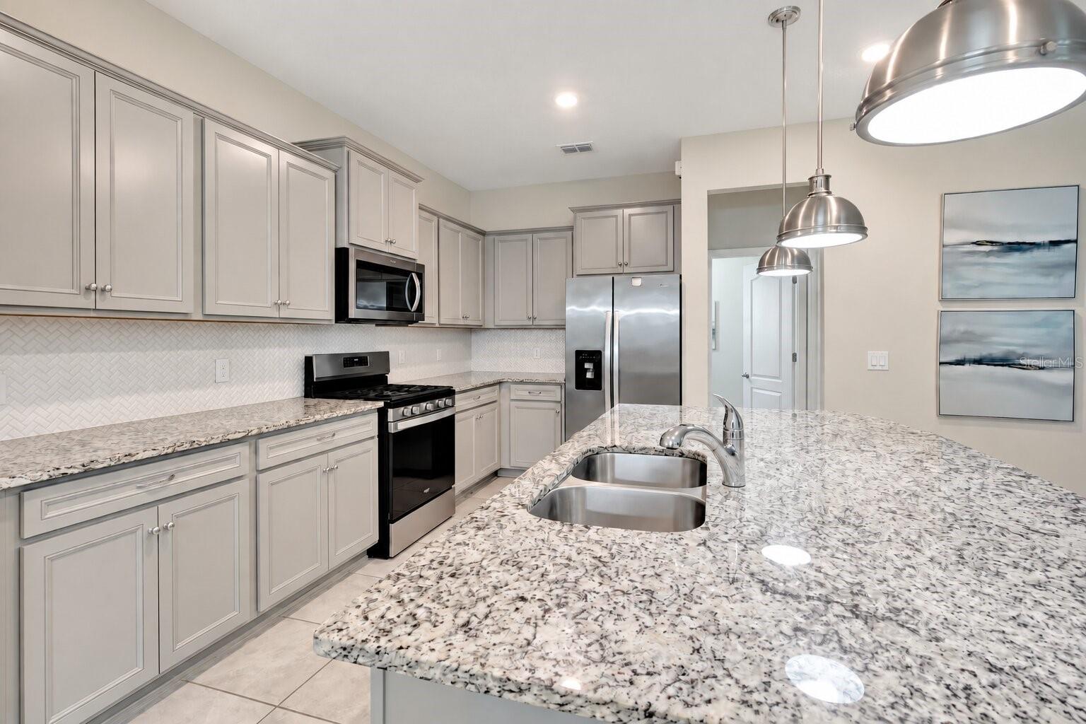 7312 Oakmoss Loop Property Photo 7