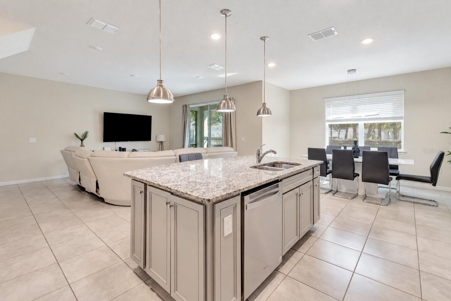 7312 Oakmoss Loop Property Photo 8