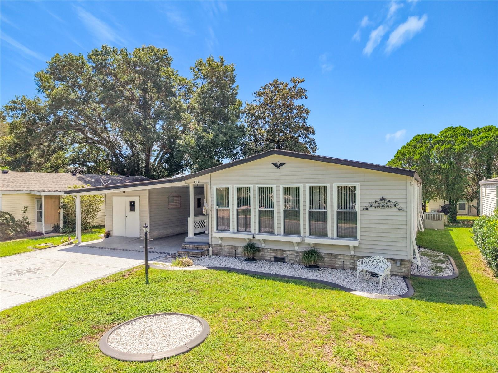 658 Rainbow Blvd Property Photo 3