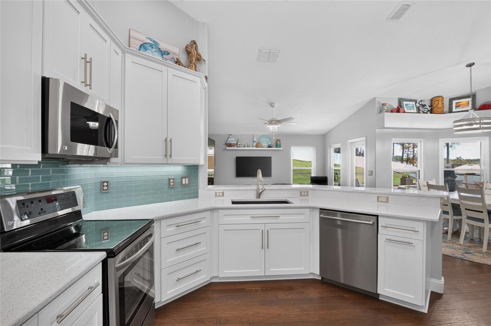 12902 Colonnade Cir Property Photo 6