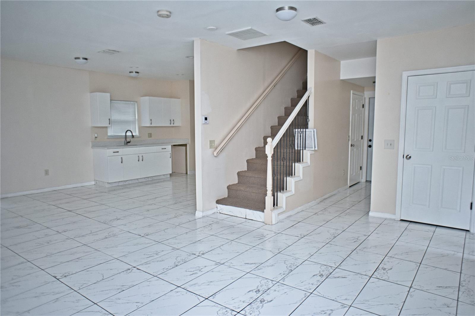 402 E Maple St Property Photo 5