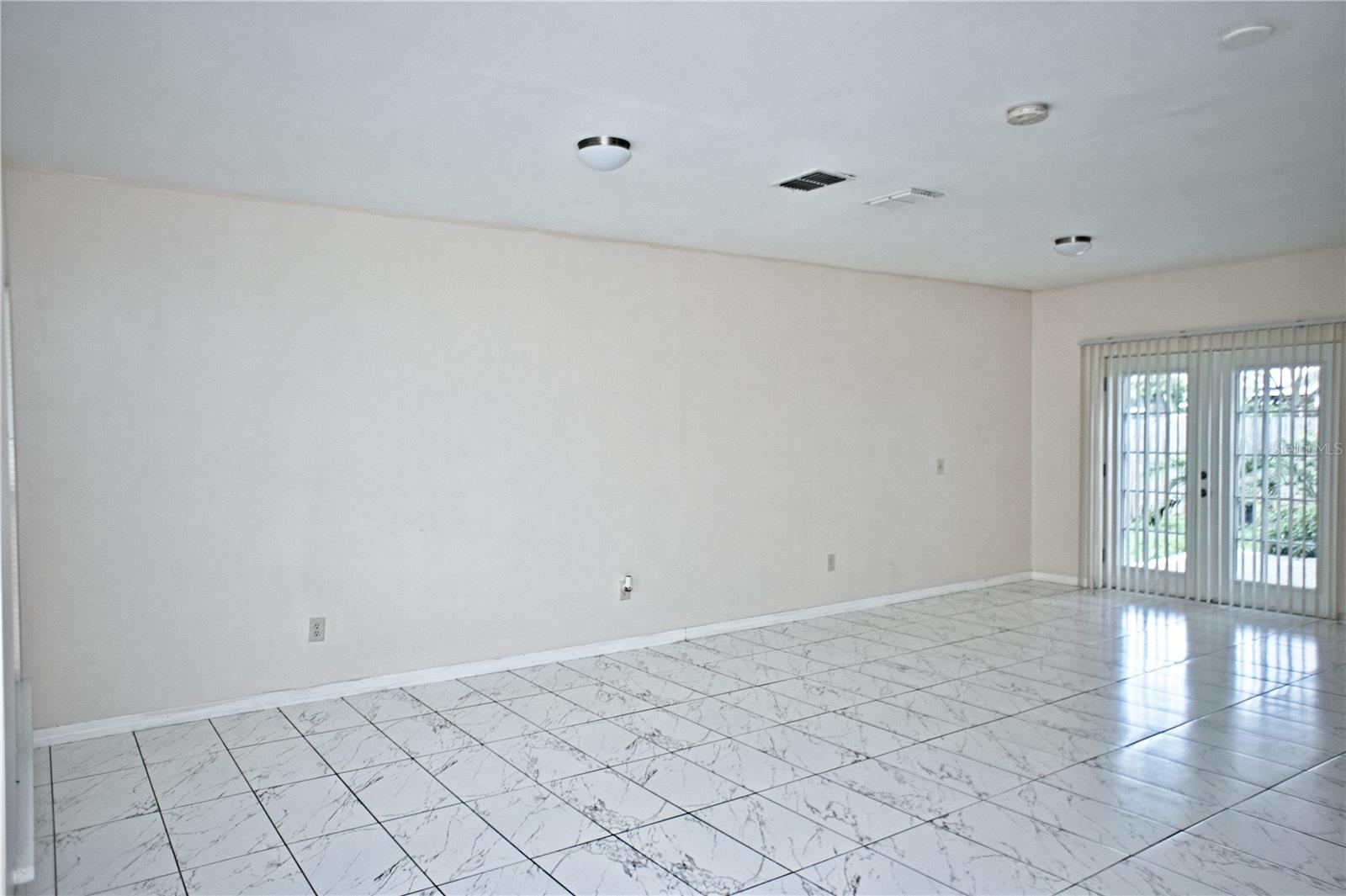 402 E Maple St Property Photo 6