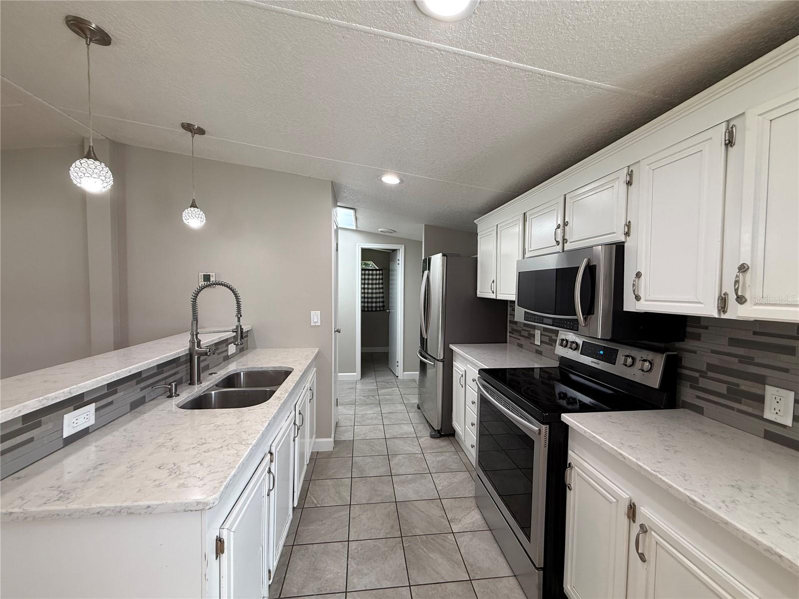 13708 Palm Dr Property Photo 7