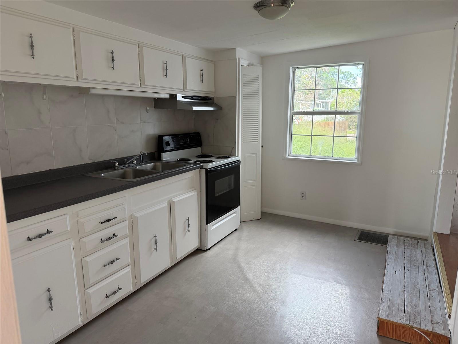 26143 Rose Ln Property Photo 8