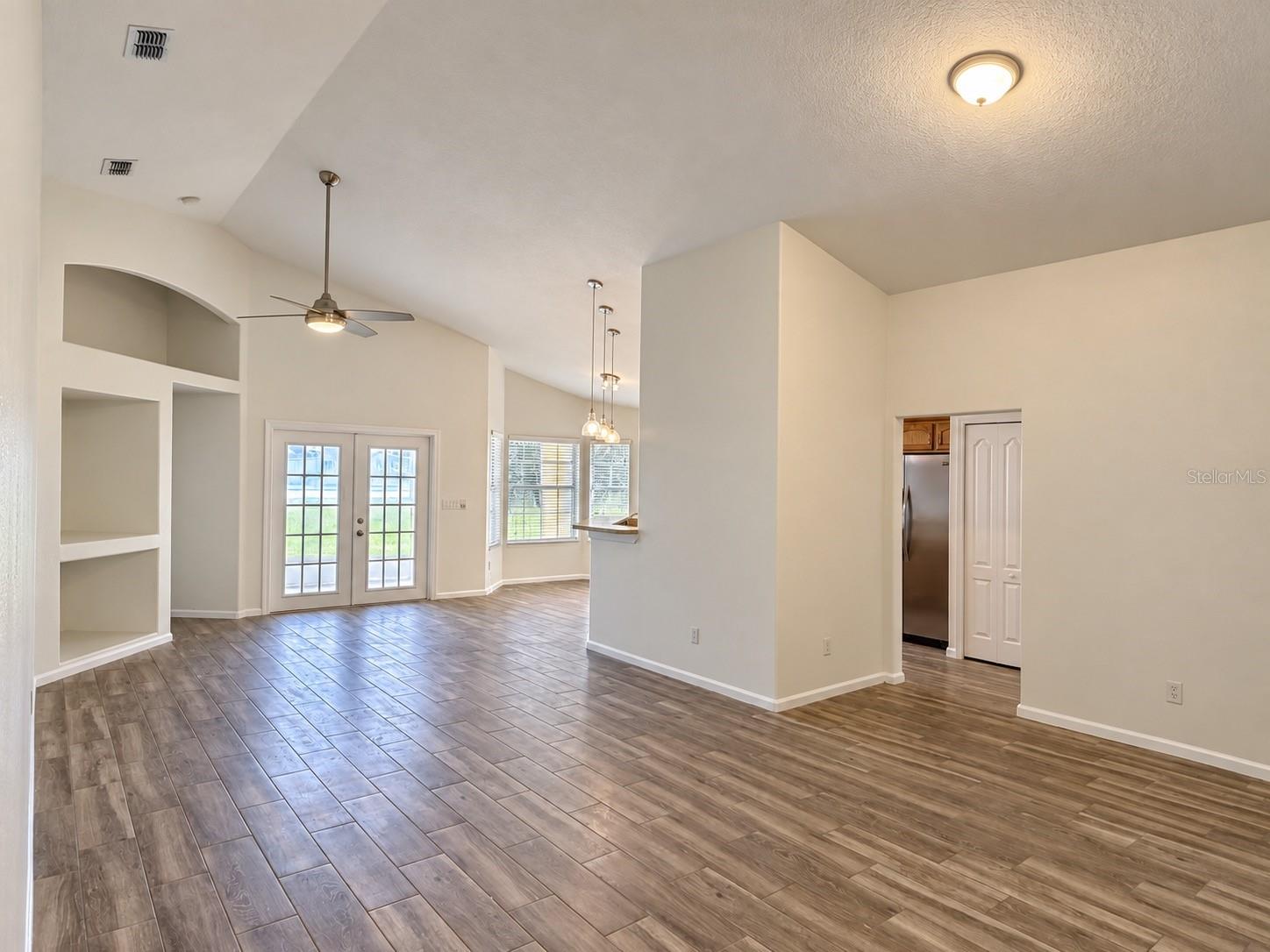 2813 Mayflower Loop Property Photo 7