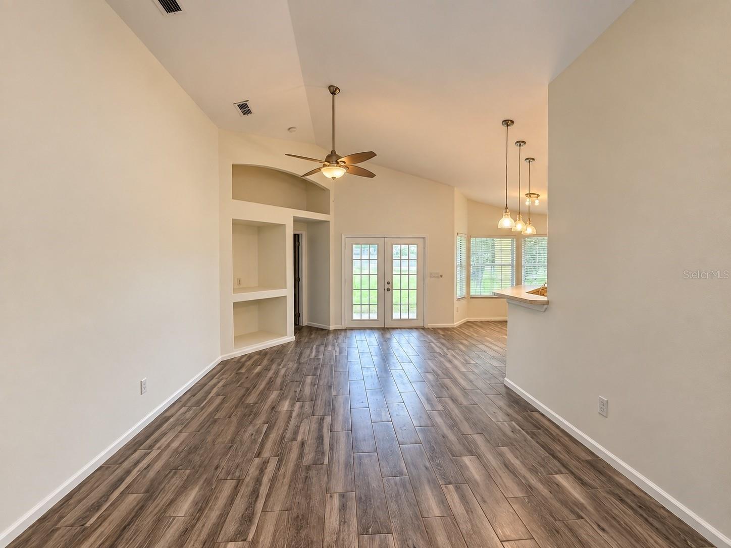 2813 Mayflower Loop Property Photo 8