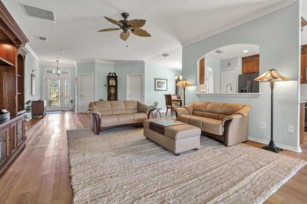 5811 Greenbriar Loop Property Photo 3