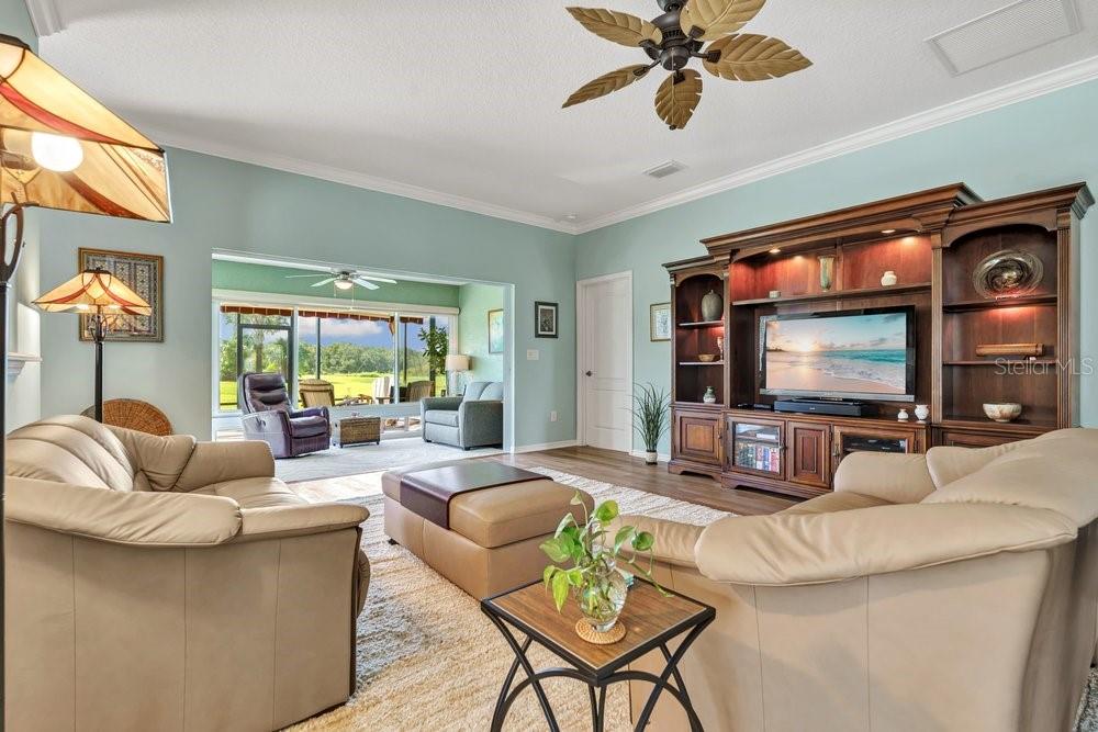 5811 Greenbriar Loop Property Photo 4