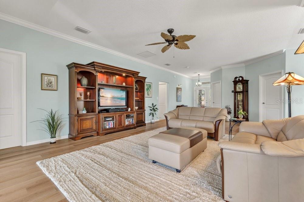 5811 Greenbriar Loop Property Photo 5