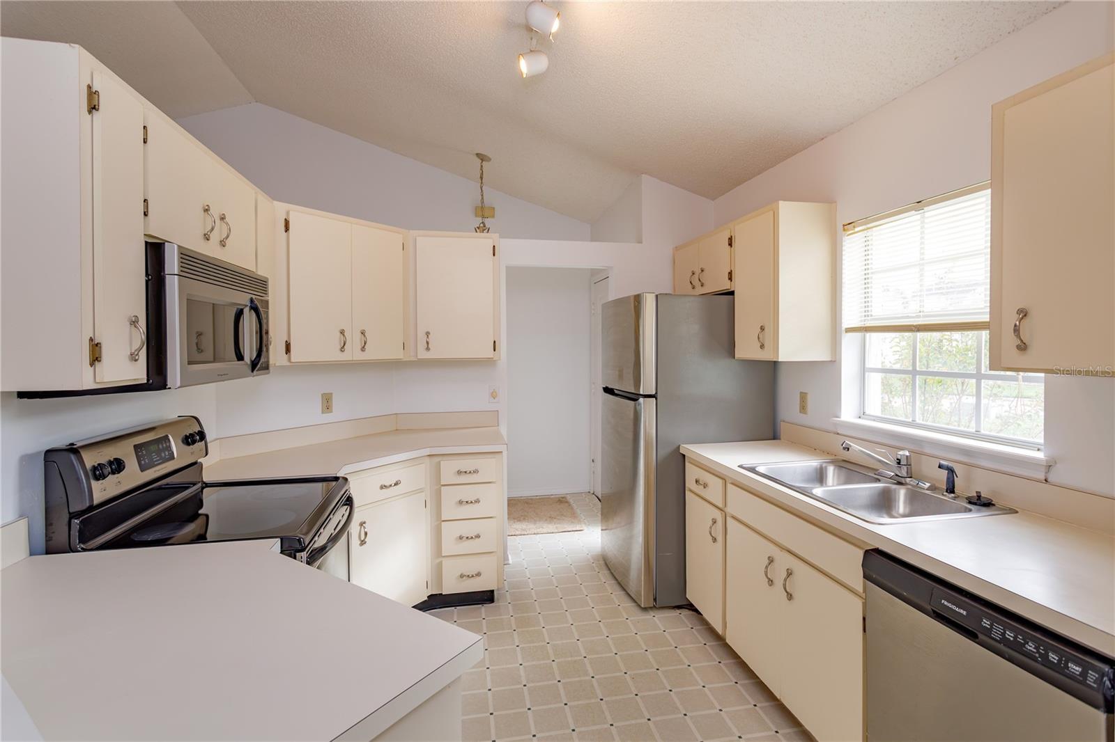 736 Olympic Cir #b1 Property Photo 5