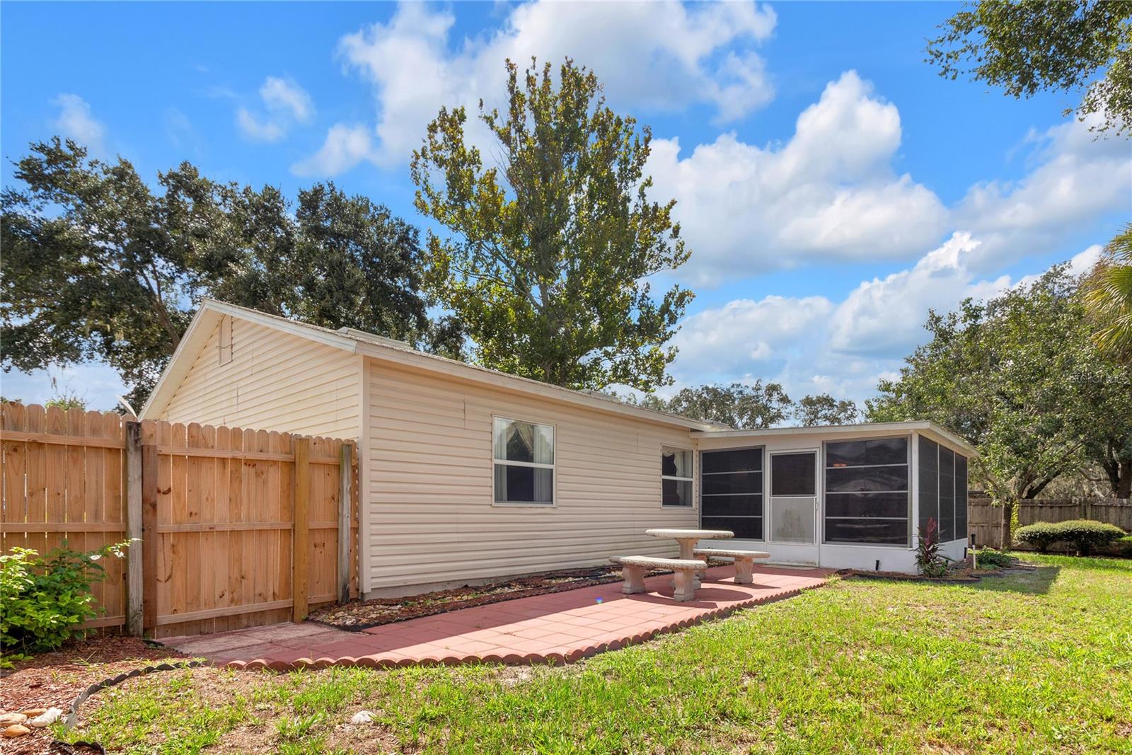 611 Sherwood Oaks Cir Property Photo 18