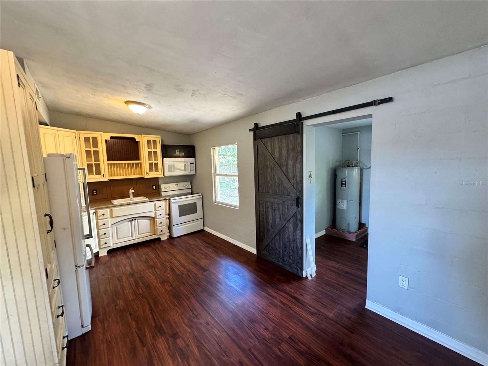 615 Danvers St Property Photo 4