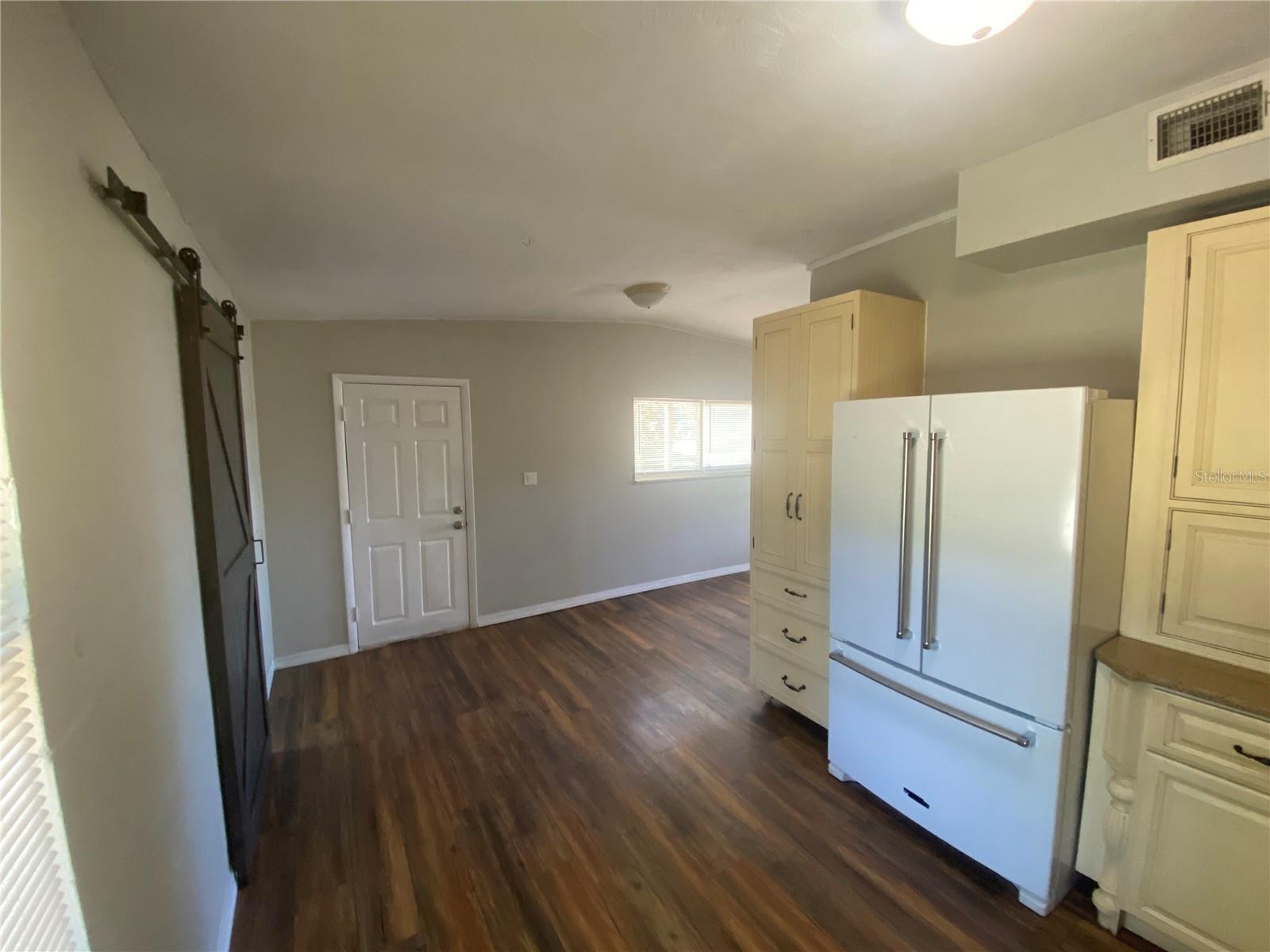 615 Danvers St Property Photo 6