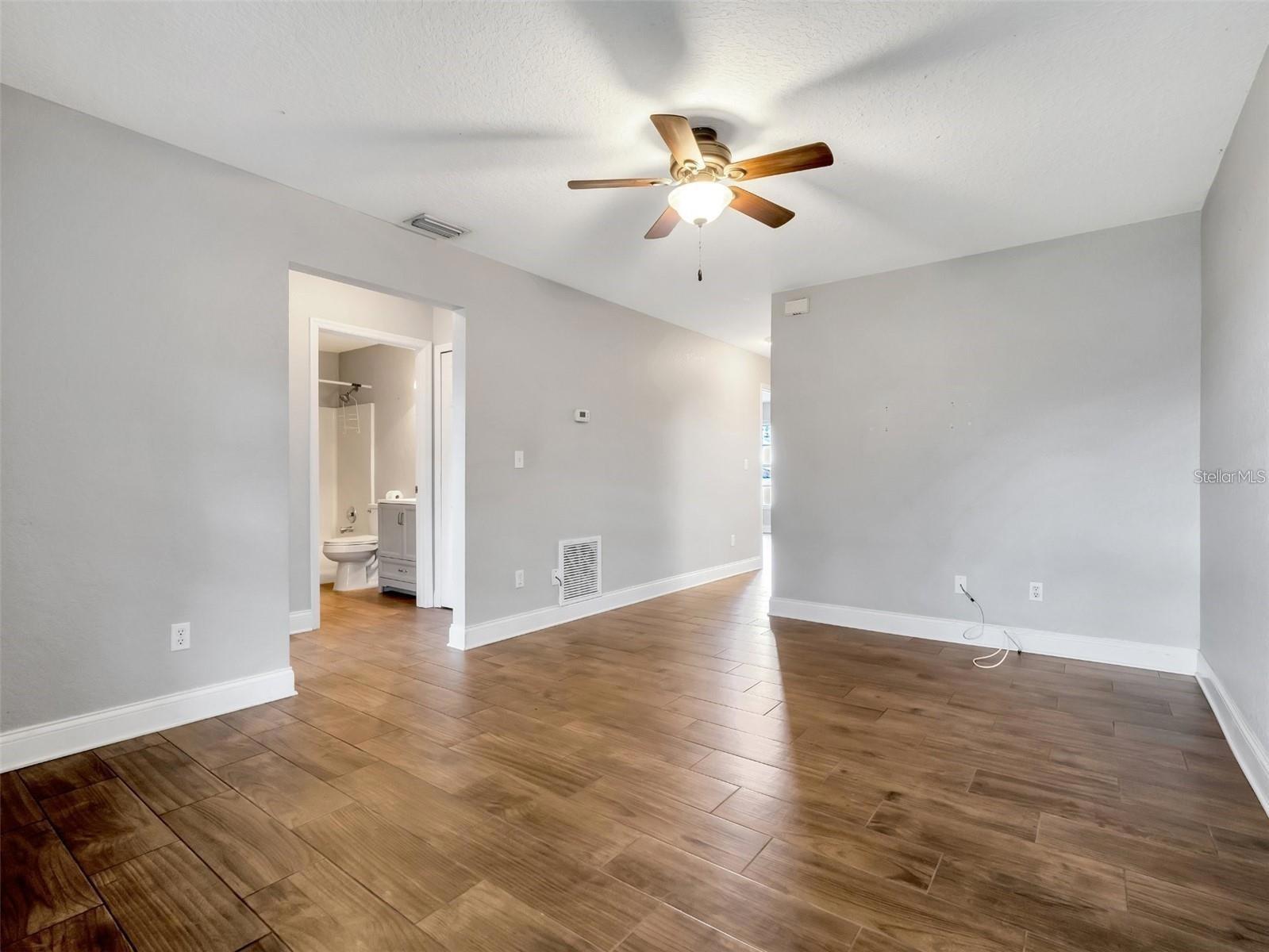 251 N Plant St Property Photo 3