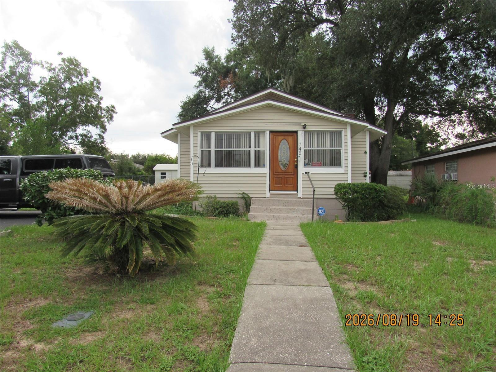 749 E Montrose St Property Photo 2