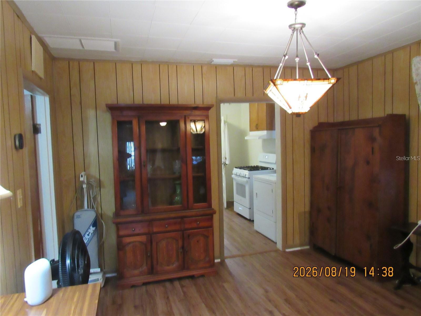 749 E Montrose St Property Photo 3