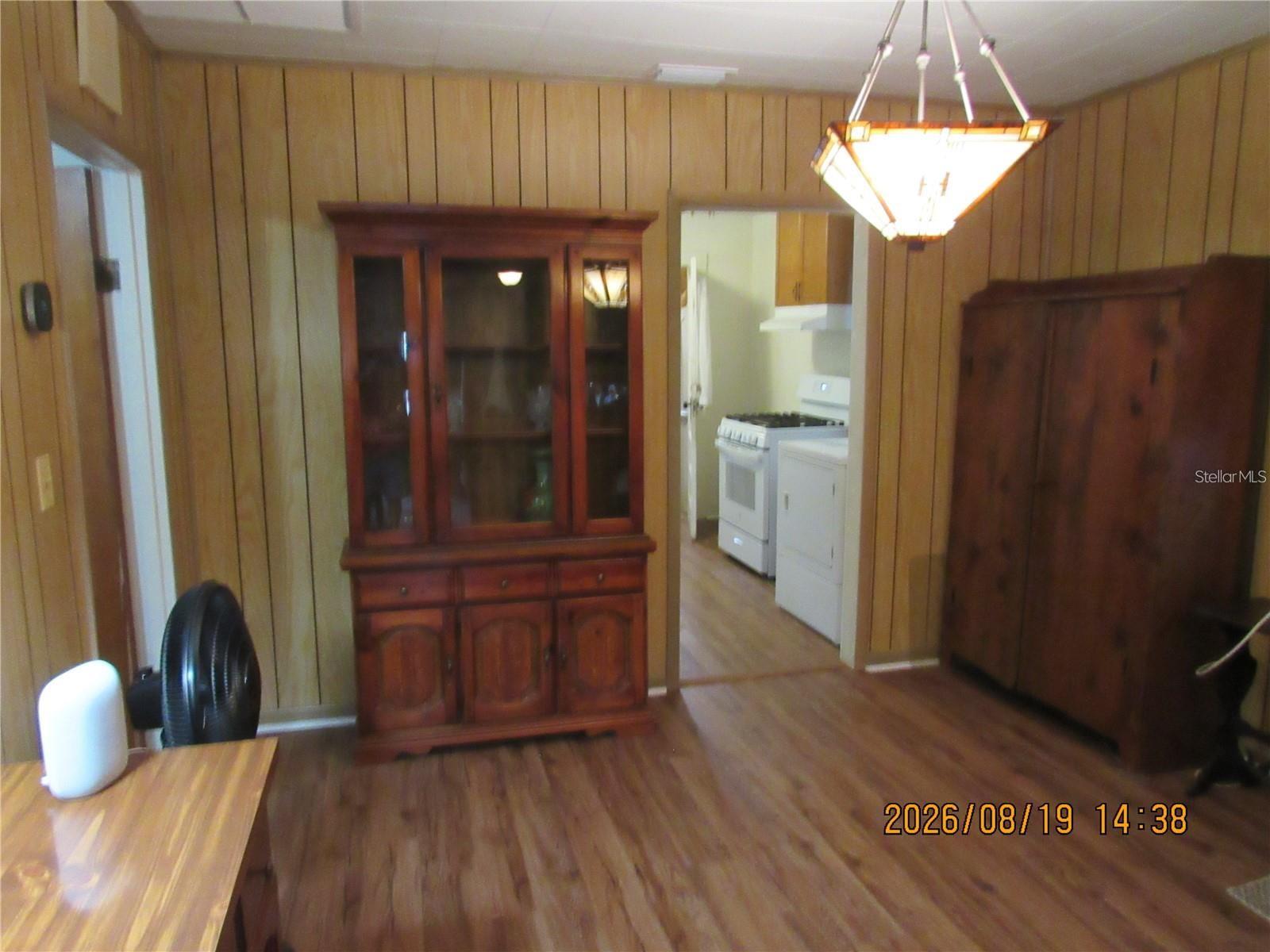 749 E Montrose St Property Photo 4