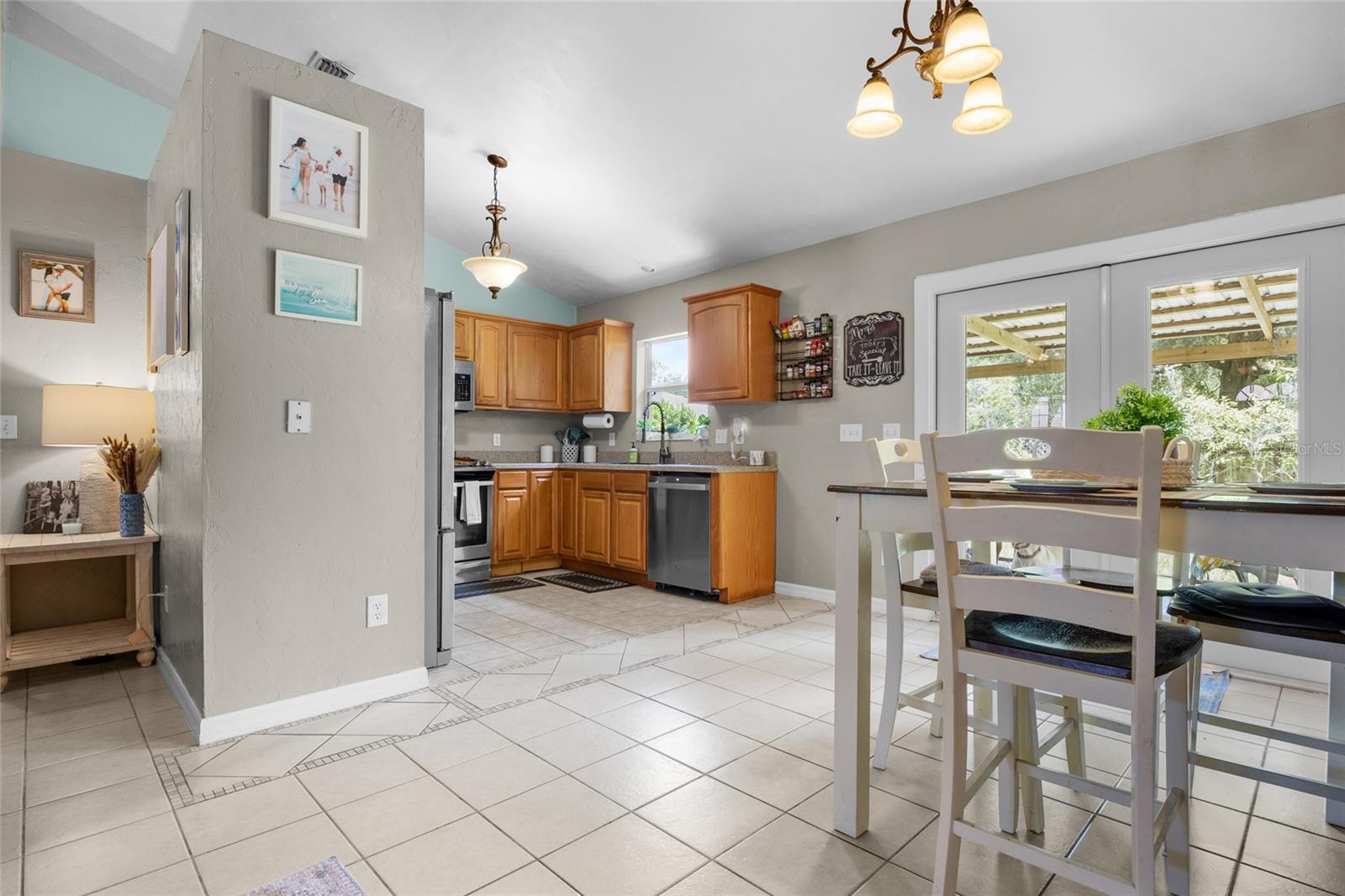 470 Margaret St Property Photo 6