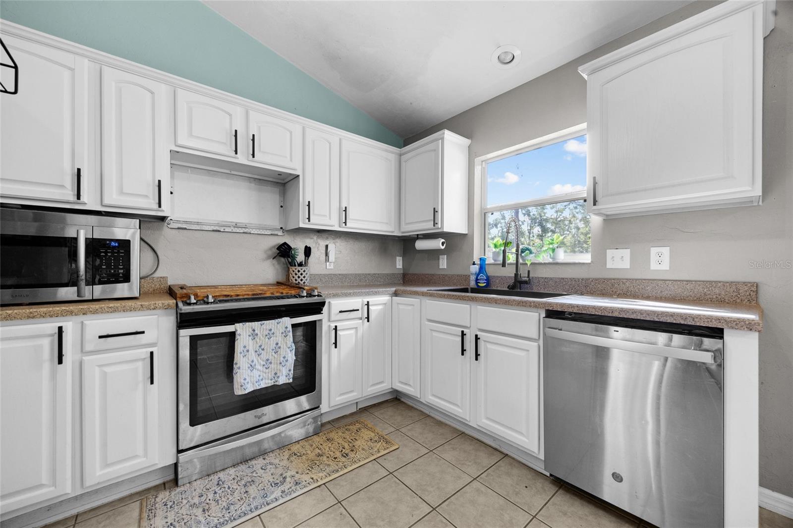 470 Margaret St Property Photo 8